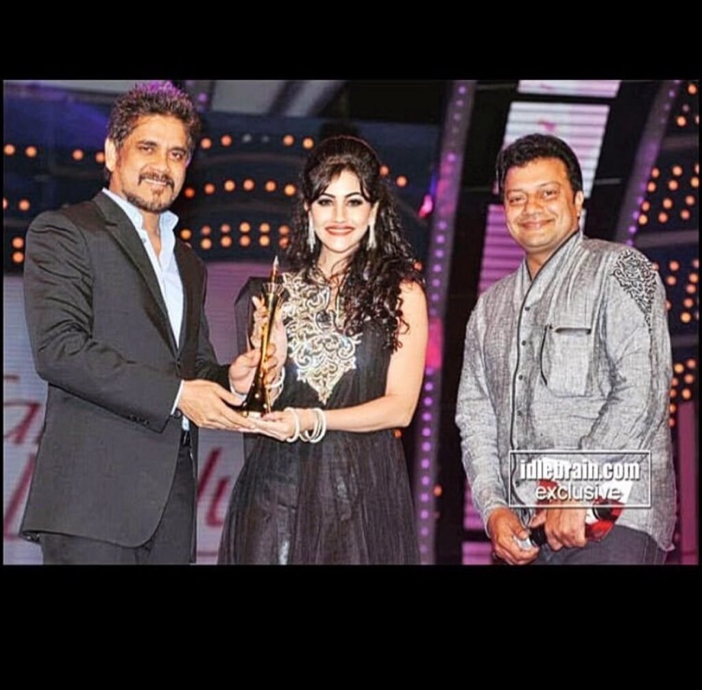 Anjali Lavania being awarded the confident debut award by the iconic Nagarjuna for the film Panjaa